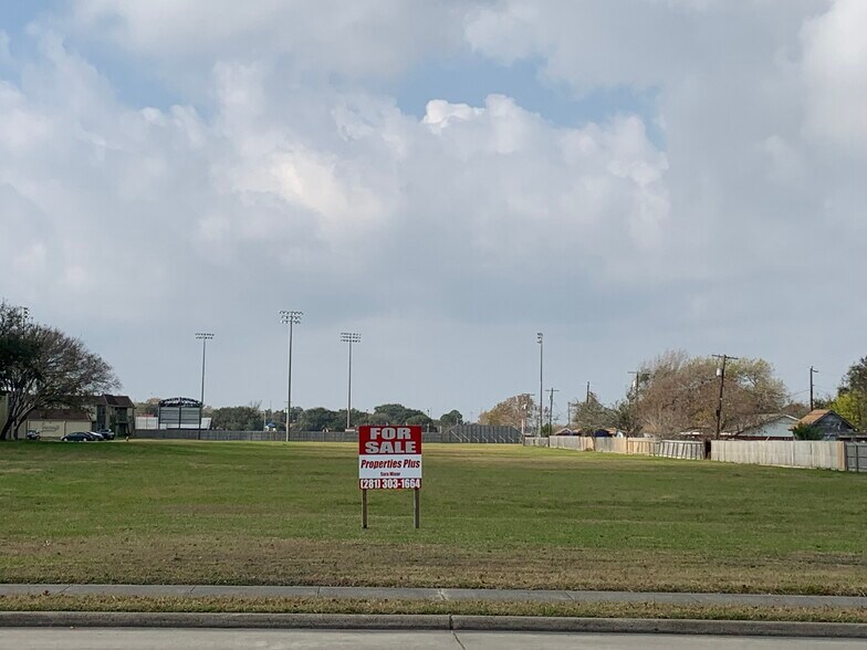 1500 N Logan St, Texas City, TX à vendre - Photo du bâtiment - Image 3 de 3