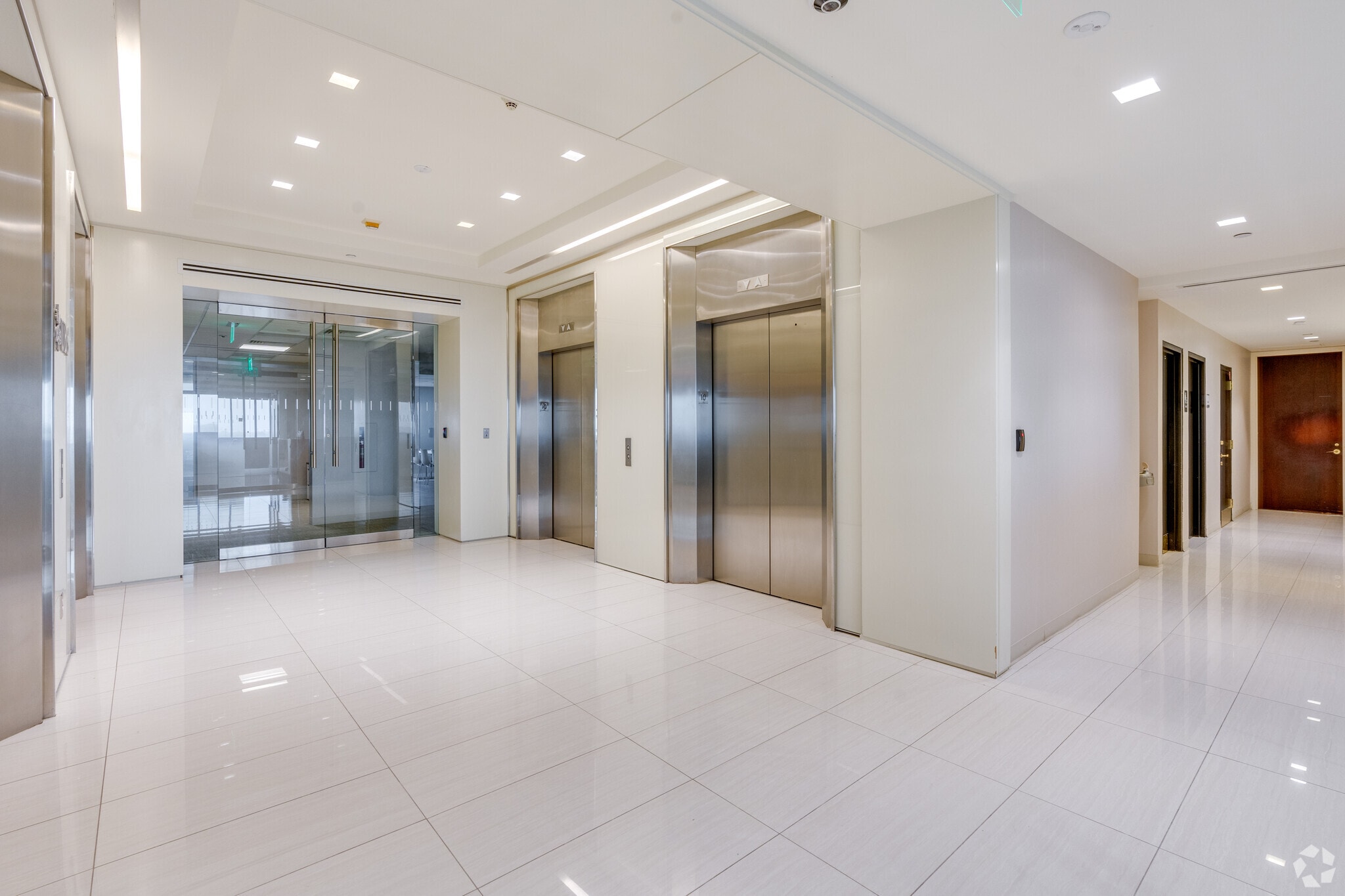 550 Biltmore Way, Coral Gables, FL for lease Interior Photo- Image 1 of 3