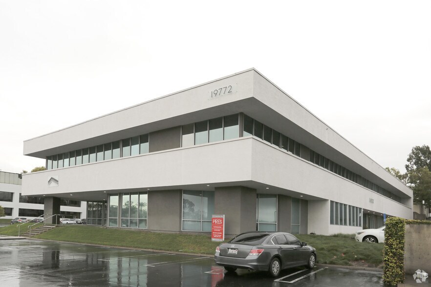 19772 MacArthur Blvd, Irvine, CA à louer - Photo du bâtiment - Image 2 de 28