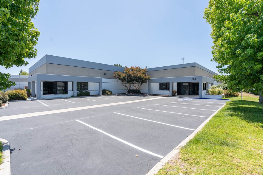 220 Bernoulli Cir, Oxnard, CA for lease - Building Photo - Image 2 of 14