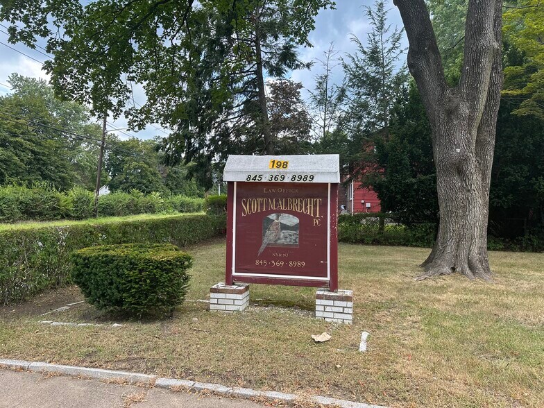 198 Orange Ave, Suffern, NY à louer - Photo du bâtiment - Image 2 de 8