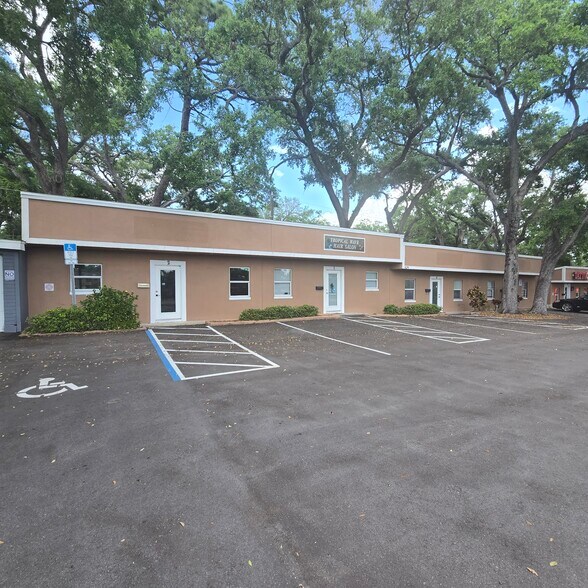 624 E Bay Dr, Largo, FL à louer - Photo du bâtiment - Image 1 de 4