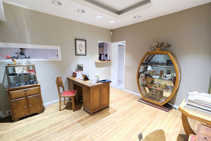 Rue De Rome, Paris for lease - Building Photo - Image 2 of 4