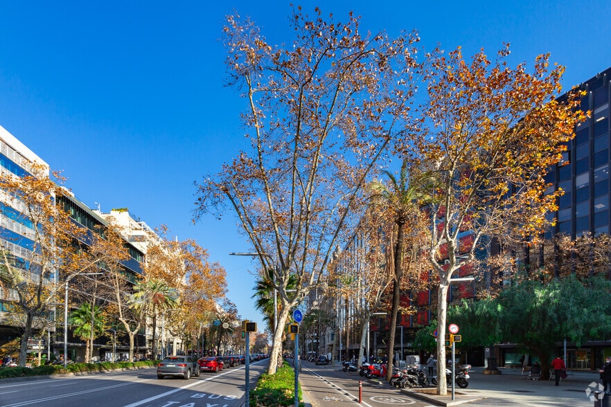 Office in Barcelona, Barcelona for lease - Building Photo - Image 2 of 6