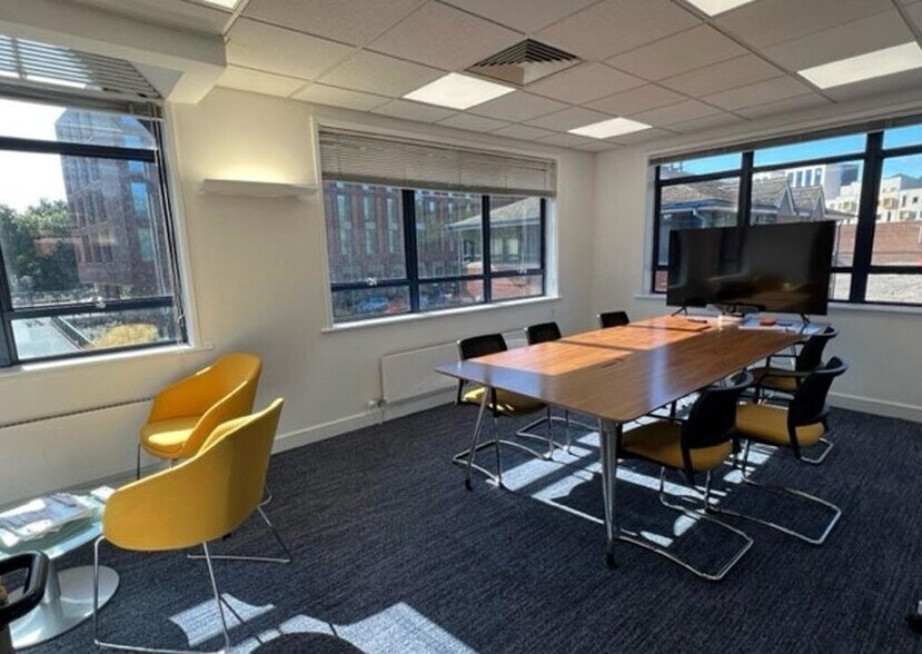 3 Walnut Tree Clos, Guildford à vendre - Photo du bâtiment - Image 3 de 4