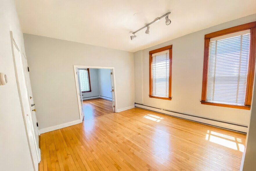 2100 N Hoyne Ave, Chicago, IL à vendre - Photo du bâtiment - Image 3 de 9