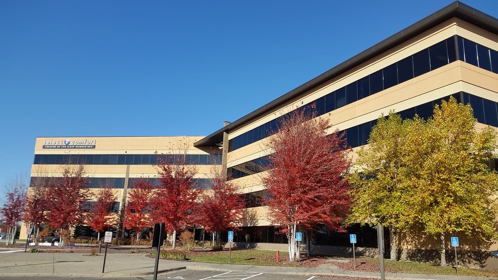 9800 N 59th Ave, Plymouth, MN for lease - Primary Photo - Image 1 of 17