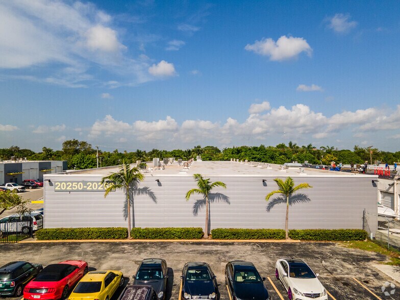 20250-20268 NE 15th Ct, Miami, FL à louer - Photo du bâtiment - Image 2 de 9