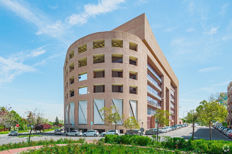 Calle de Juan Ignacio Luca de Tena, 1, Madrid, Madrid for lease - Building Photo - Image 2 of 25