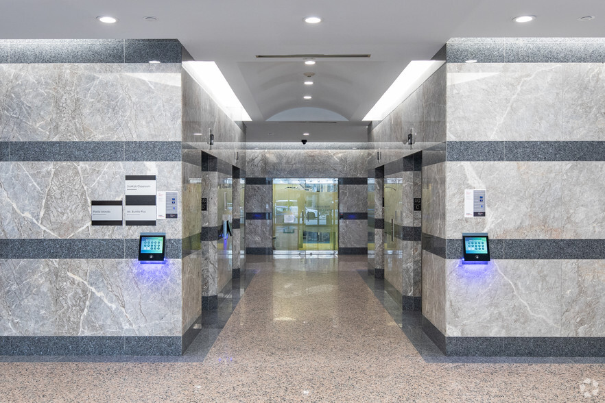 525 University Ave, Toronto, ON for lease - Lobby - Image 3 of 4