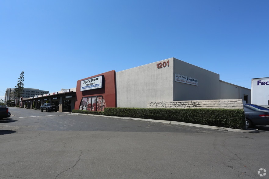 1201 E Ball Rd, Anaheim, CA à louer - Photo du bâtiment - Image 2 de 3