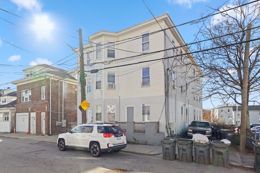 62 Russo St, Providence, RI à vendre - Photo du bâtiment - Image 3 de 39