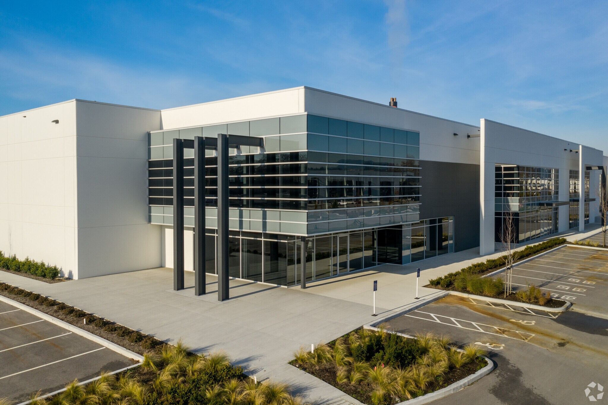 8211 Fraser Reach Crt, Burnaby, BC à louer Photo principale- Image 1 de 10