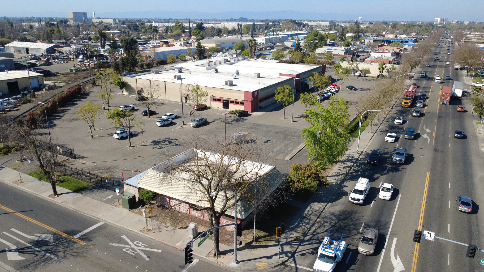 1600 Yosemite Blvd, Modesto, CA for lease Primary Photo- Image 1 of 16