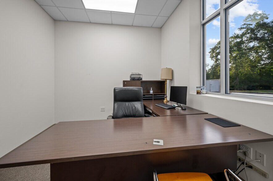 1207 N Houston Ave, Humble, TX à vendre - Photo du bâtiment - Image 2 de 35