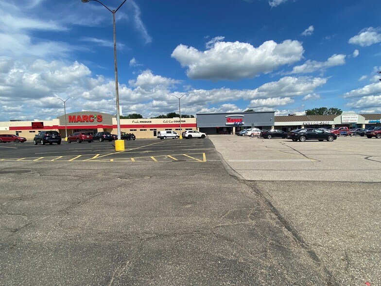 241 N Wooster Rd, Barberton, OH à louer - Photo du bâtiment - Image 3 de 6