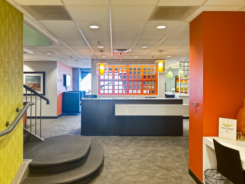 999 Waterside Dr, Norfolk, VA à louer - Photo du bâtiment - Image 3 de 14