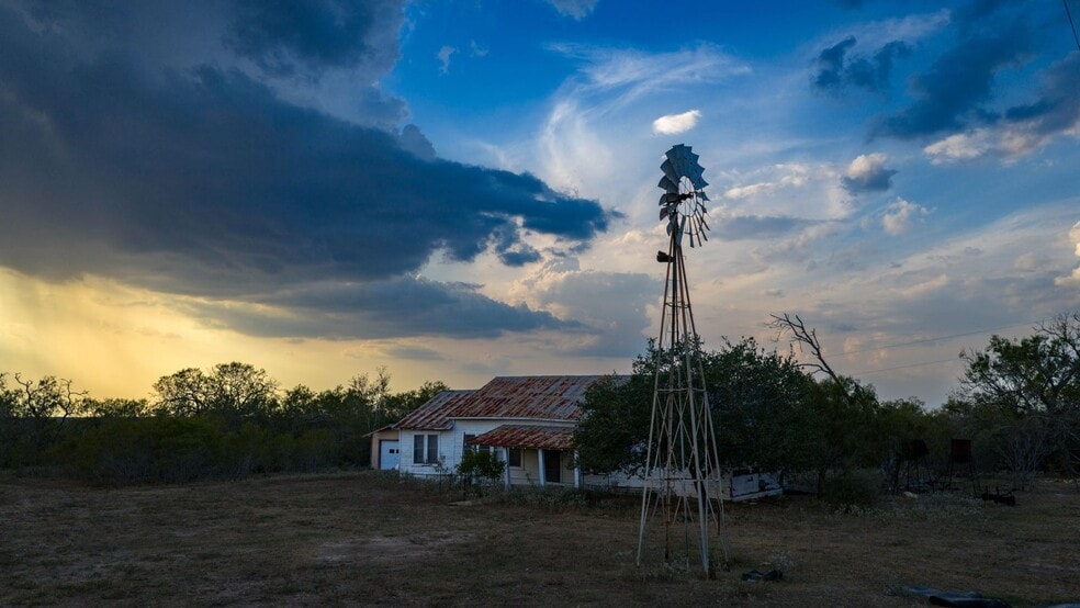 879 County Road 421, Gonzales, TX for sale - Building Photo - Image 3 of 57