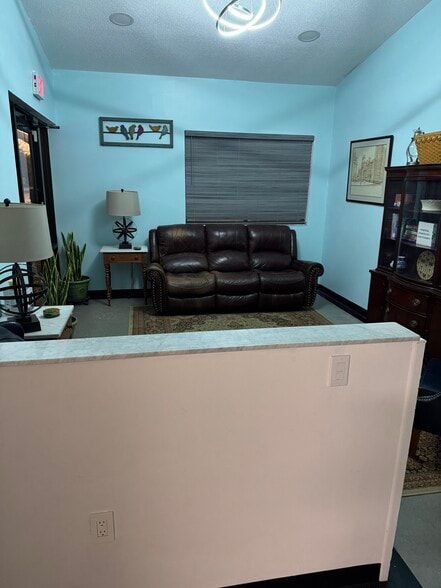 621 Lakeview Rd, Clearwater, FL for lease - Interior Photo - Image 2 of 7