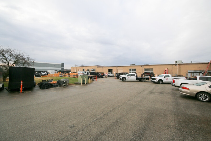 7707 National Tpke, Louisville, KY for lease - Building Photo - Image 2 of 22