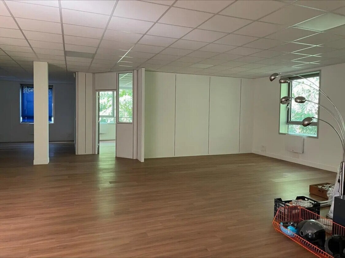 Office in Éragny for lease Interior Photo- Image 1 of 4
