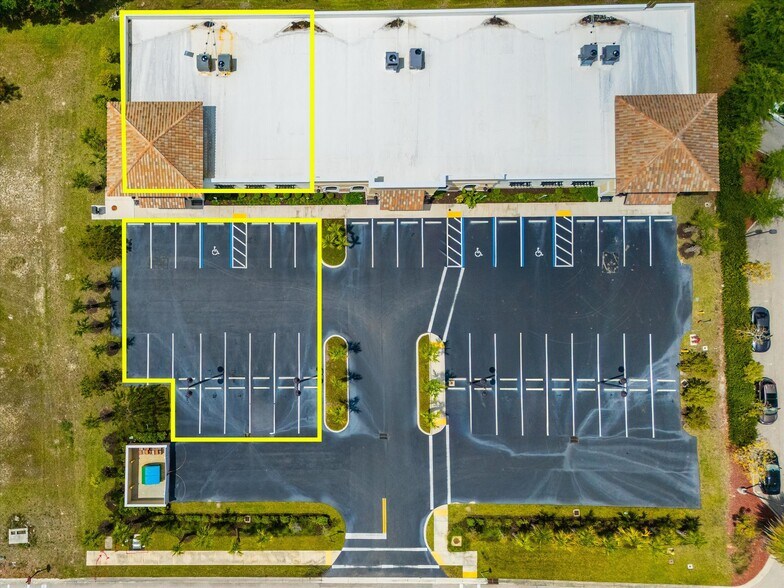 22904 Lyden Dr, Estero, FL à vendre - Photo du bâtiment - Image 2 de 38