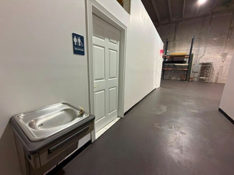 3705 NW 115th Ave, Doral, FL à louer - Photo du bâtiment - Image 2 de 3