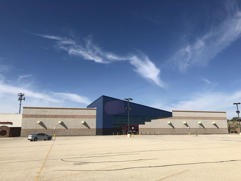 4401 16th St, Moline, IL for lease - Building Photo - Image 1 of 8