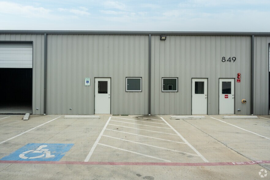 901 Eight Twenty Blvd, Fort Worth, TX à louer - Photo du bâtiment - Image 3 de 8