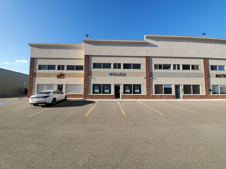 13003-13093 156th St, Edmonton, AB à vendre - Photo du bâtiment - Image 3 de 14