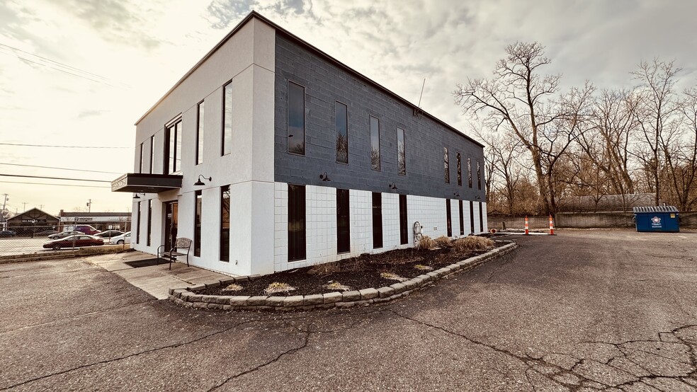 33505 State St, Farmington Hills, MI for lease - Building Photo - Image 3 of 7