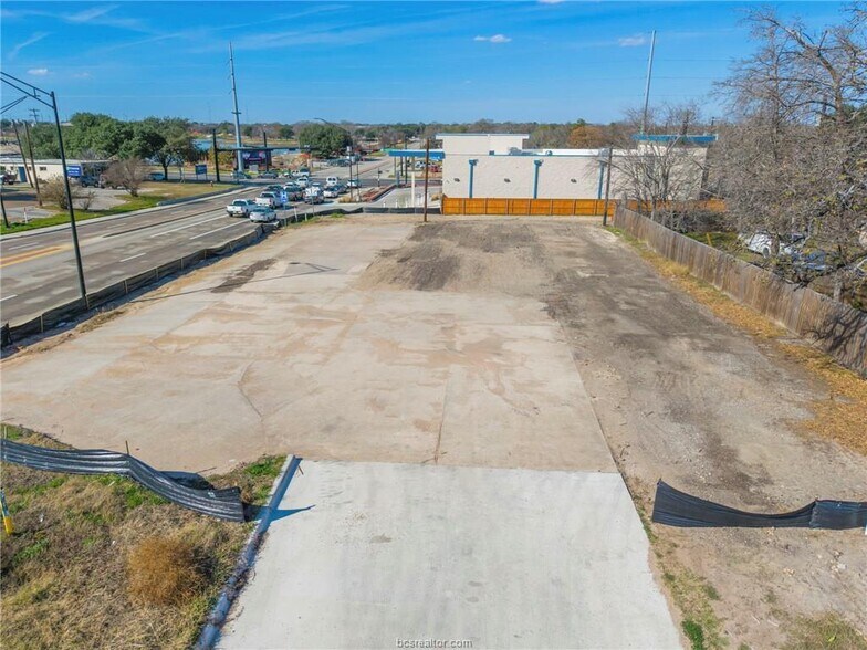 3213 S College Ave, Bryan, TX à vendre - Photo du bâtiment - Image 3 de 16