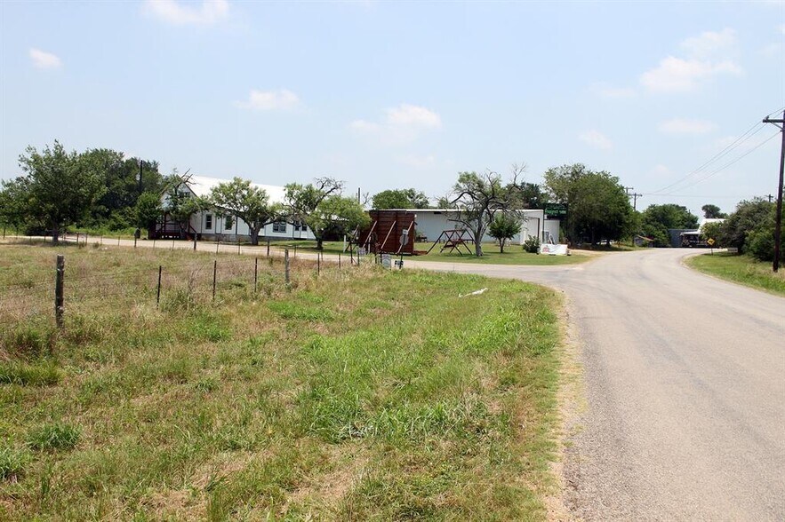 108 Sorrell St, Red Rock, TX à vendre - Photo du bâtiment - Image 2 de 3