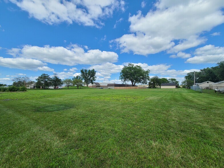 932 W Brookwood Ct, New Haven, IN à vendre - Photo du bâtiment - Image 3 de 4