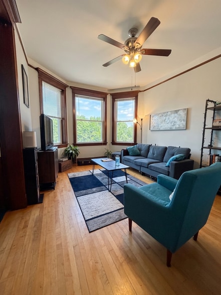 2236 W Augusta Blvd, Chicago, IL for sale - Building Photo - Image 3 of 9