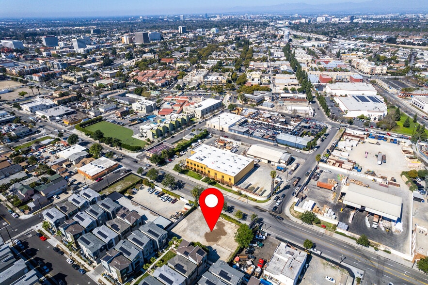 922 E 4th St, Santa Ana, CA à vendre - Photo du bâtiment - Image 2 de 6