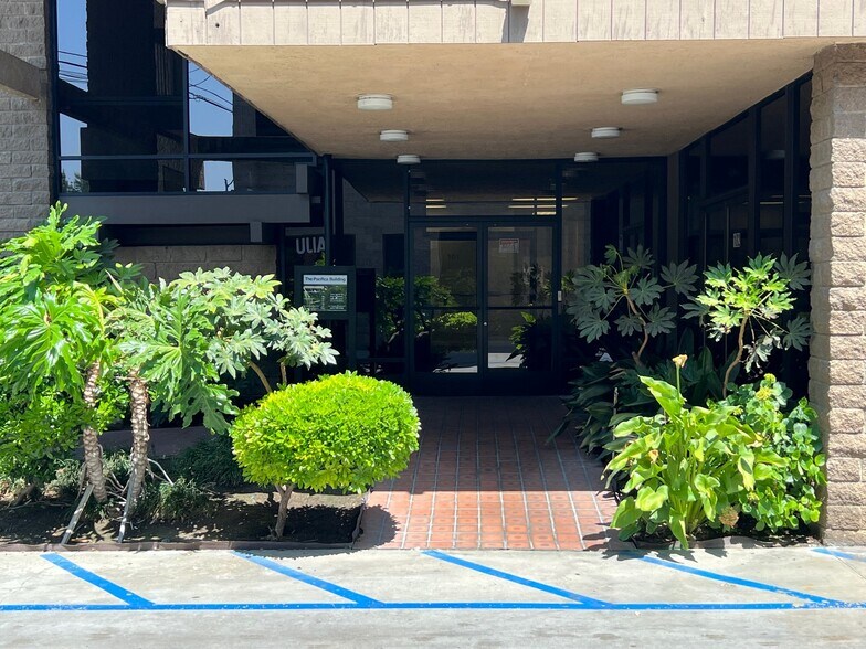 18344 Oxnard St, Tarzana, CA à louer - Photo du bâtiment - Image 3 de 7