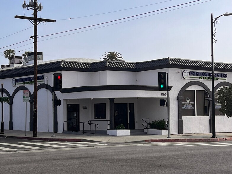 17745 Chatsworth St, Granada Hills, CA à louer - Photo du bâtiment - Image 2 de 11