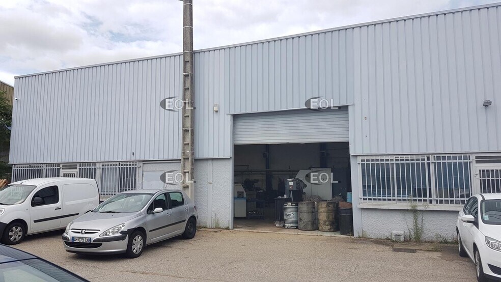 Industrial in Chassieu for lease - Building Photo - Image 1 of 7