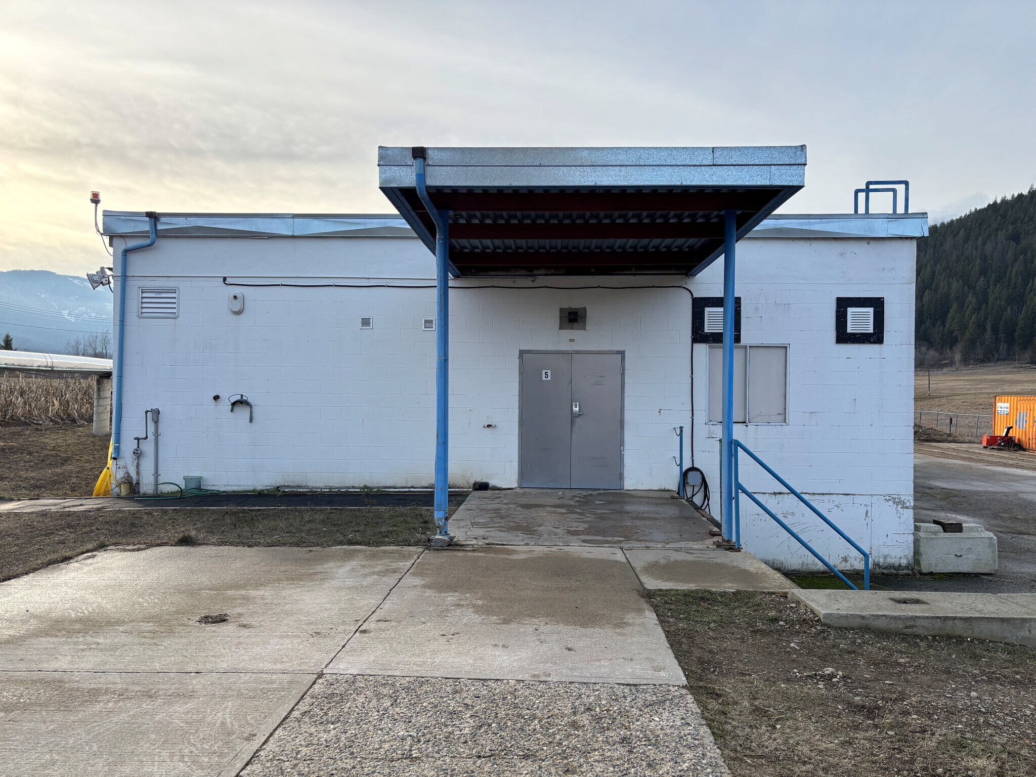 1315 Tappen Valley Rd, Tappen, BC for lease Primary Photo- Image 1 of 6