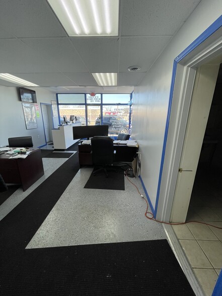 37 W 10 Mile Rd, Hazel Park, MI for lease - Interior Photo - Image 2 of 4