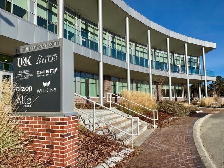 2204 University Dr, Kearney, NE à louer - Photo du bâtiment - Image 3 de 16