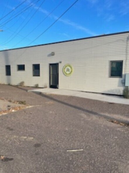 407 N Front St, Spooner, WI à vendre - Photo du bâtiment - Image 2 de 10