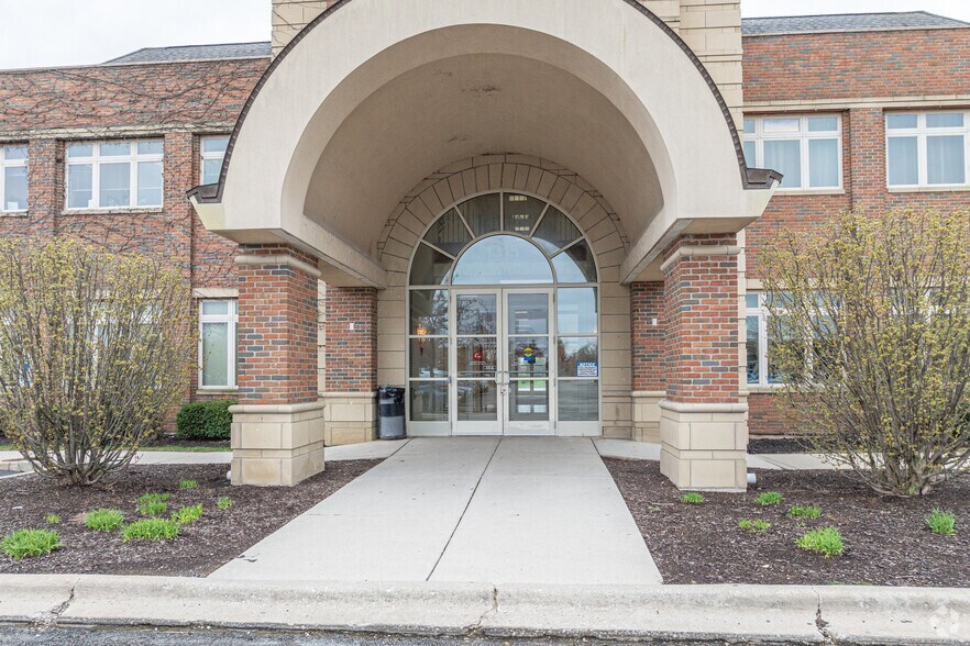 1315 Macom Dr, Naperville, IL à louer - Photo du bâtiment - Image 2 de 5