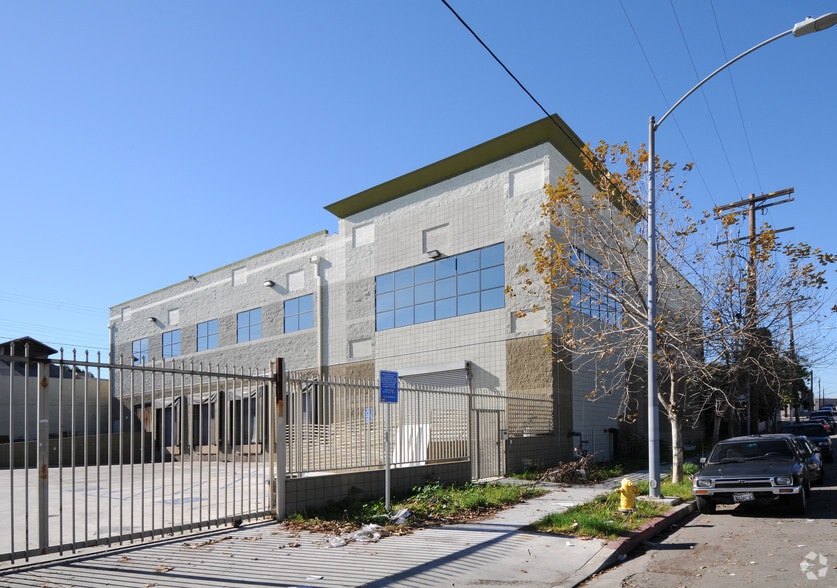 3264 Mines Ave, Los Angeles, CA à louer - Photo du bâtiment - Image 2 de 3