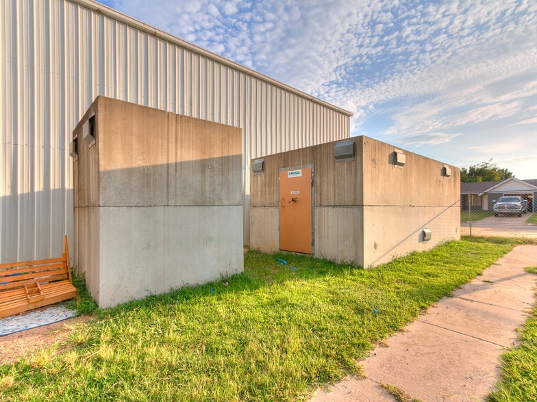 809 SW 4th St, Moore, OK for sale - Building Photo - Image 2 of 98