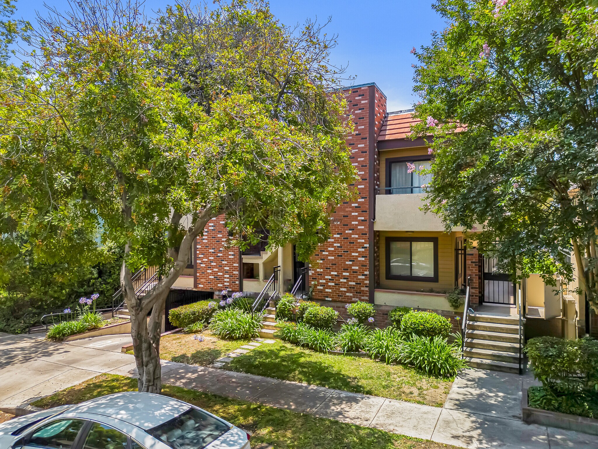 1207 N Columbus Ave, Glendale, CA à vendre Photo du bâtiment- Image 1 de 39