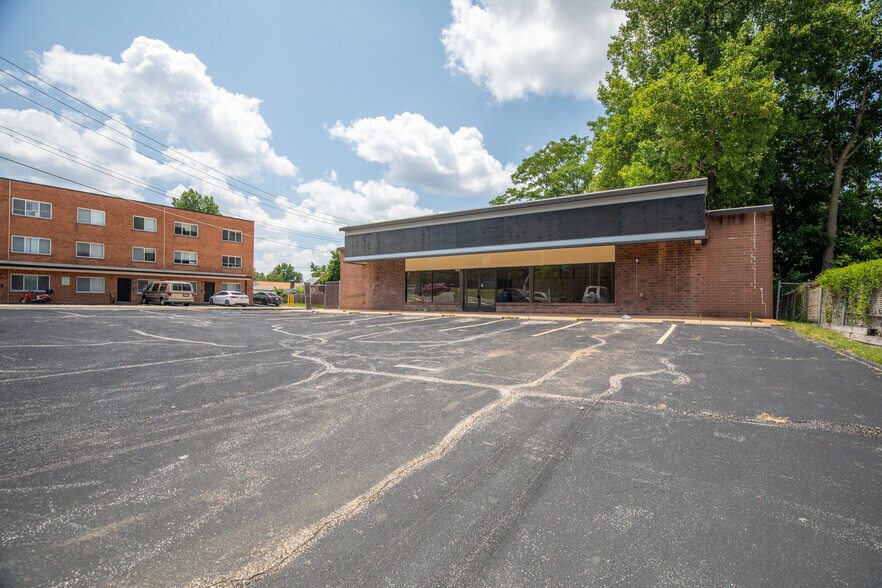 2425 S Big Bend Blvd, Saint Louis, MO for sale - Building Photo - Image 2 of 12