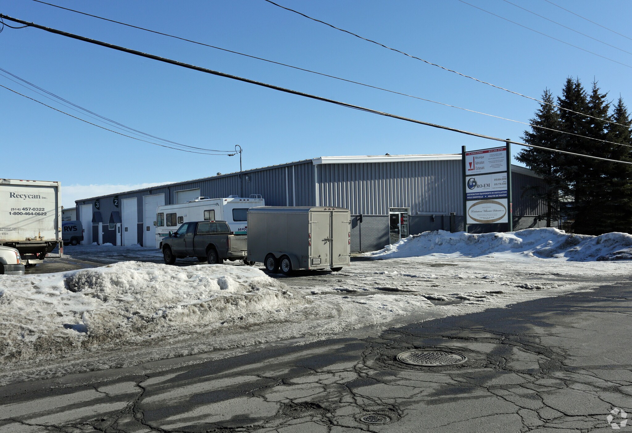 70 Rue Adrien-Robert, Gatineau, QC for sale Primary Photo- Image 1 of 1