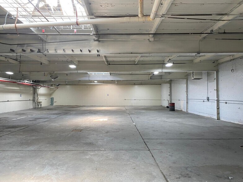 63-34 Austin St, Rego Park, NY à louer - Photo du bâtiment - Image 3 de 7